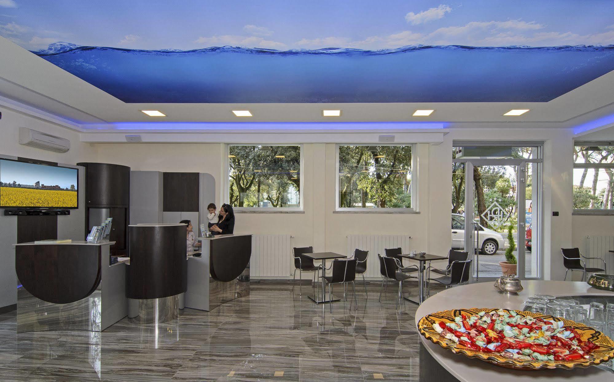 Hotel Roma Марина ди Маса Екстериор снимка