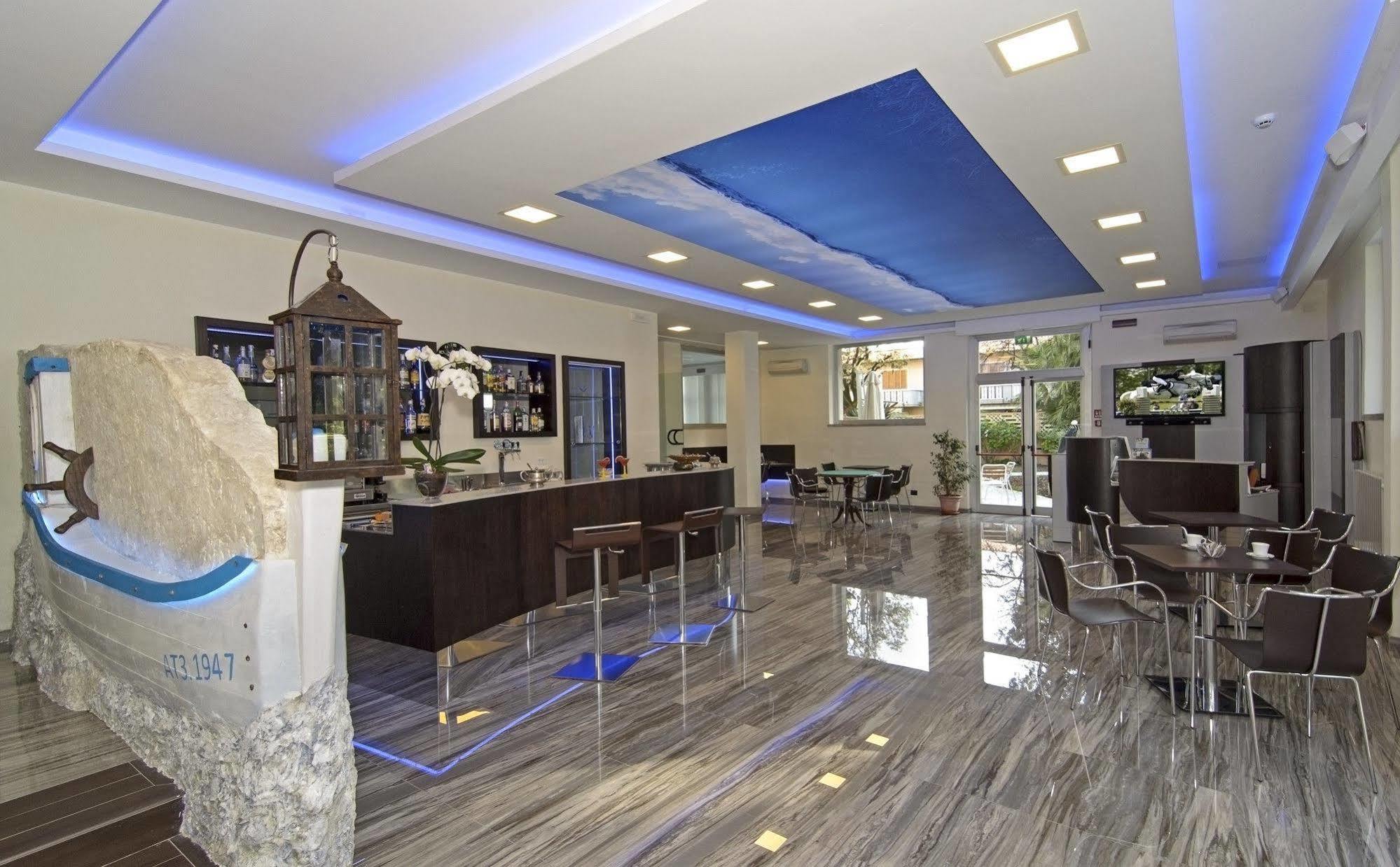 Hotel Roma Марина ди Маса Екстериор снимка