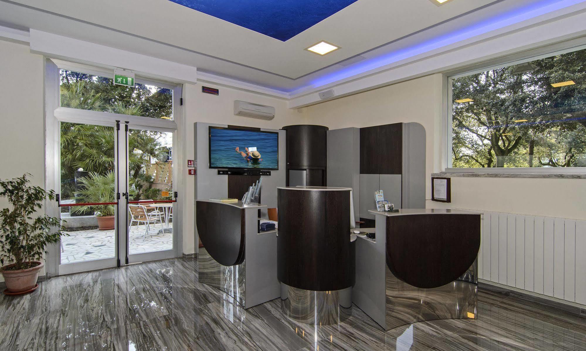 Hotel Roma Марина ди Маса Екстериор снимка