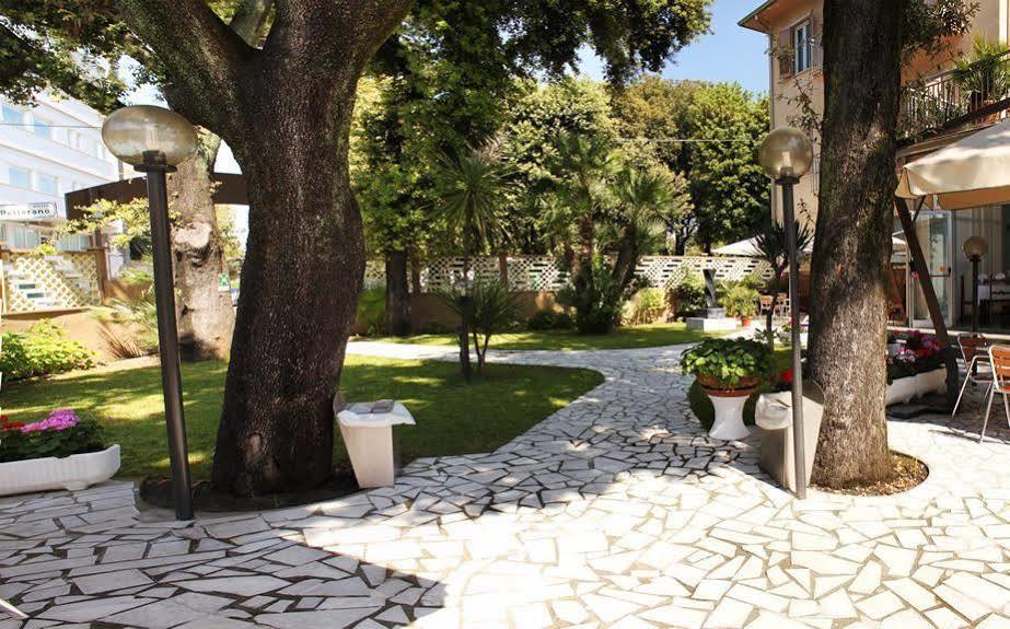 Hotel Roma Марина ди Маса Екстериор снимка