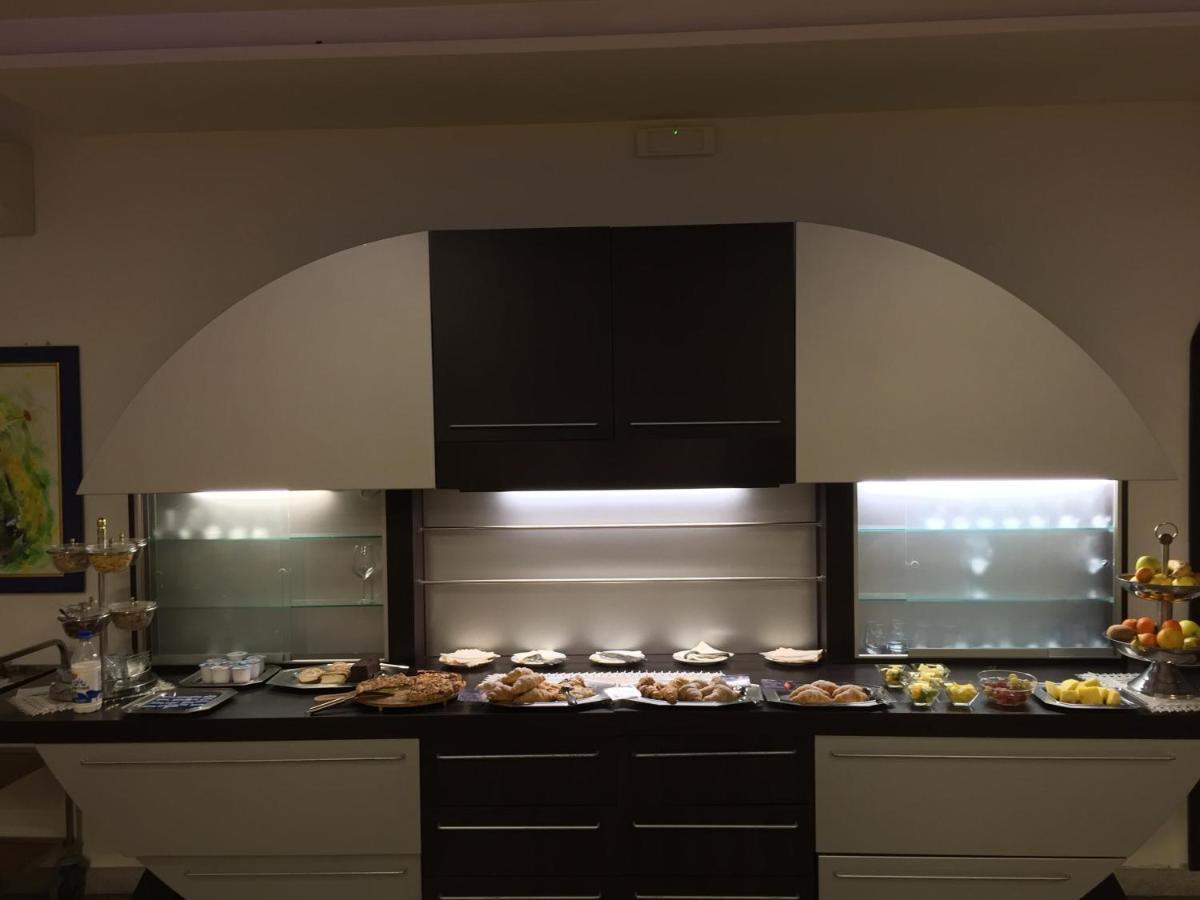 Hotel Roma Марина ди Маса Екстериор снимка